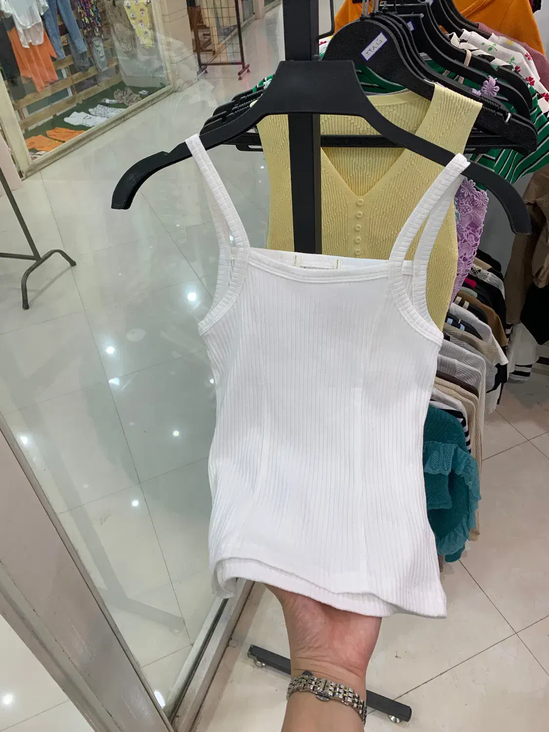 تاپ سفید|لباس|گنبد کاووس, |دیوار