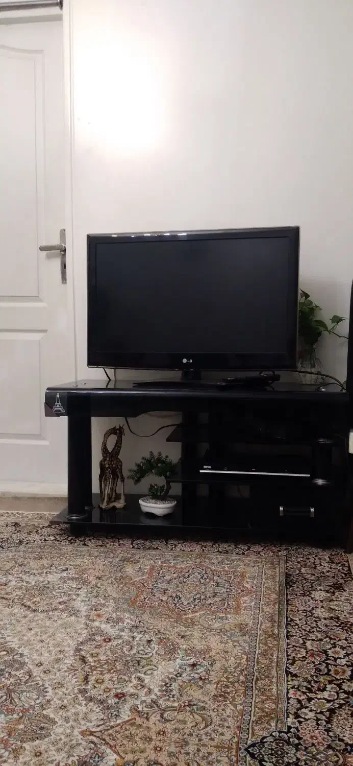 تلویزیون ال ای دی 32 ال جی با میز|تلویزیون و پروژکتور|تهران, آزادشهر|دیوار