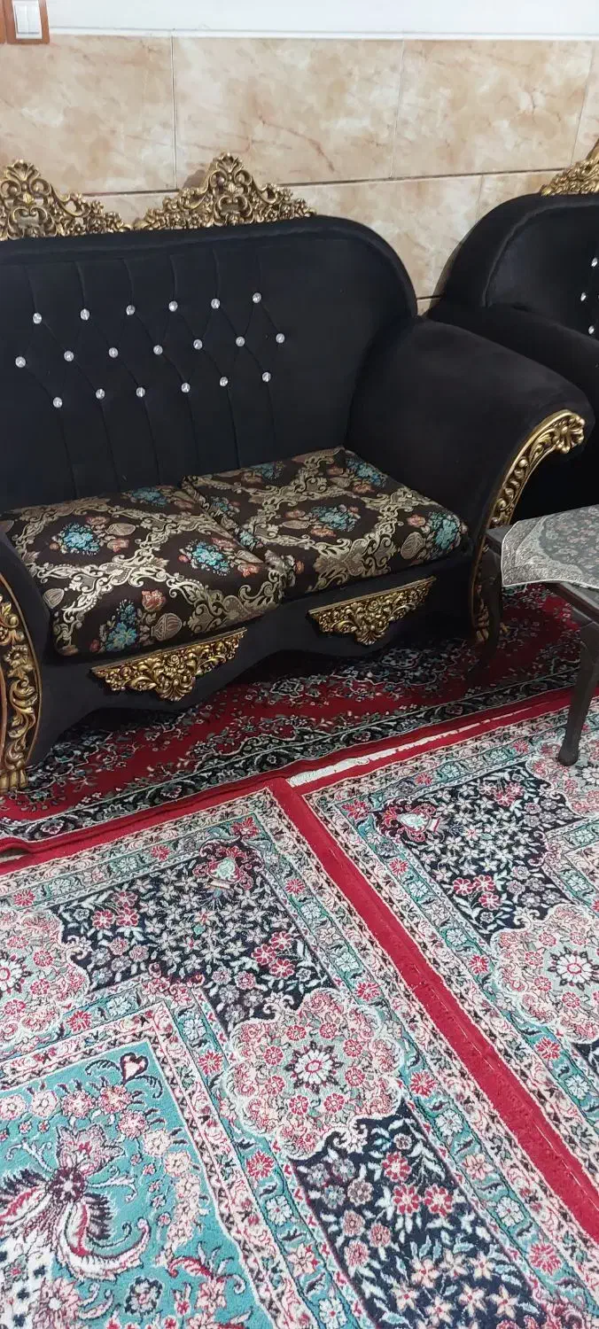 دو دست مبل راحتی پایه دار تمیز وسالم|مبلمان خانگی و میز عسلی|کرمان, |دیوار