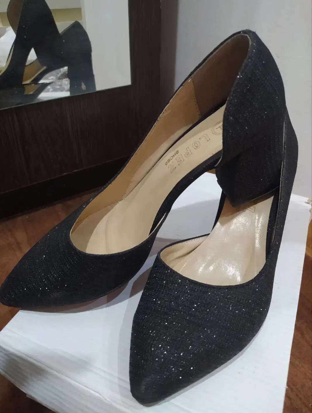 کیف و کفش مجلسی|کیف، کفش، کمربند|کاشان, کوشک صفی|دیوار