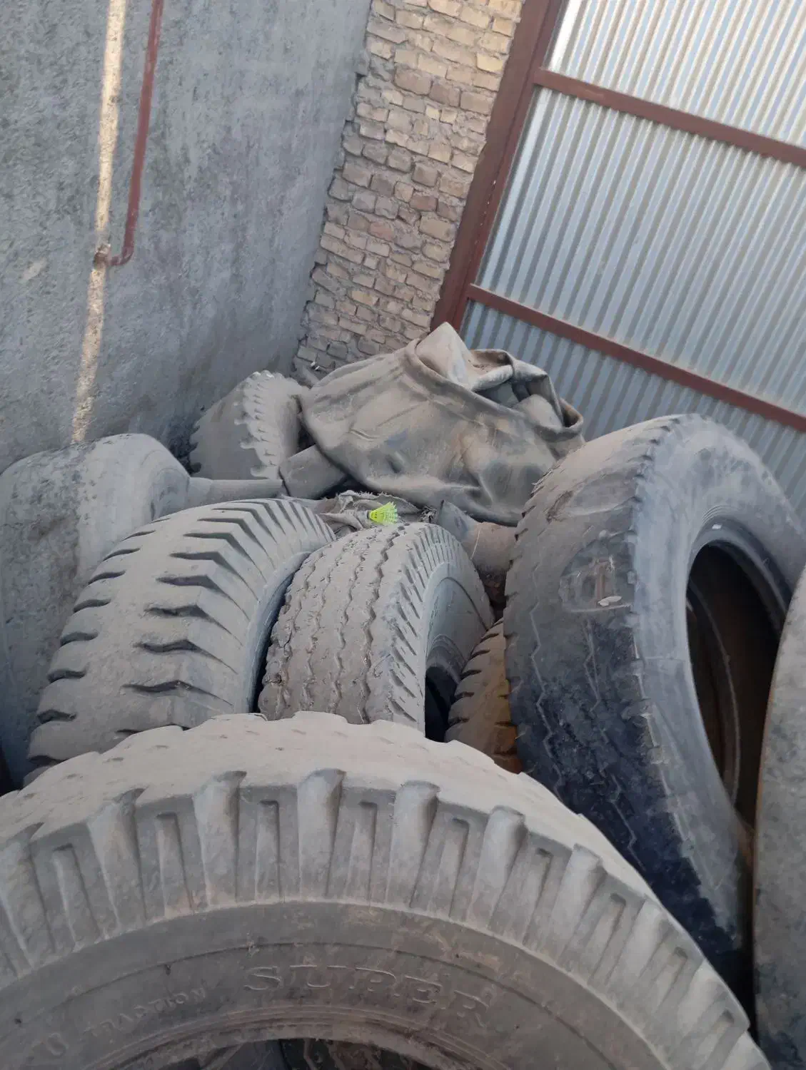 لاستیک۱۲.۲۴|قطعات یدکی و لوازم جانبی|نیشابور, منظر|دیوار