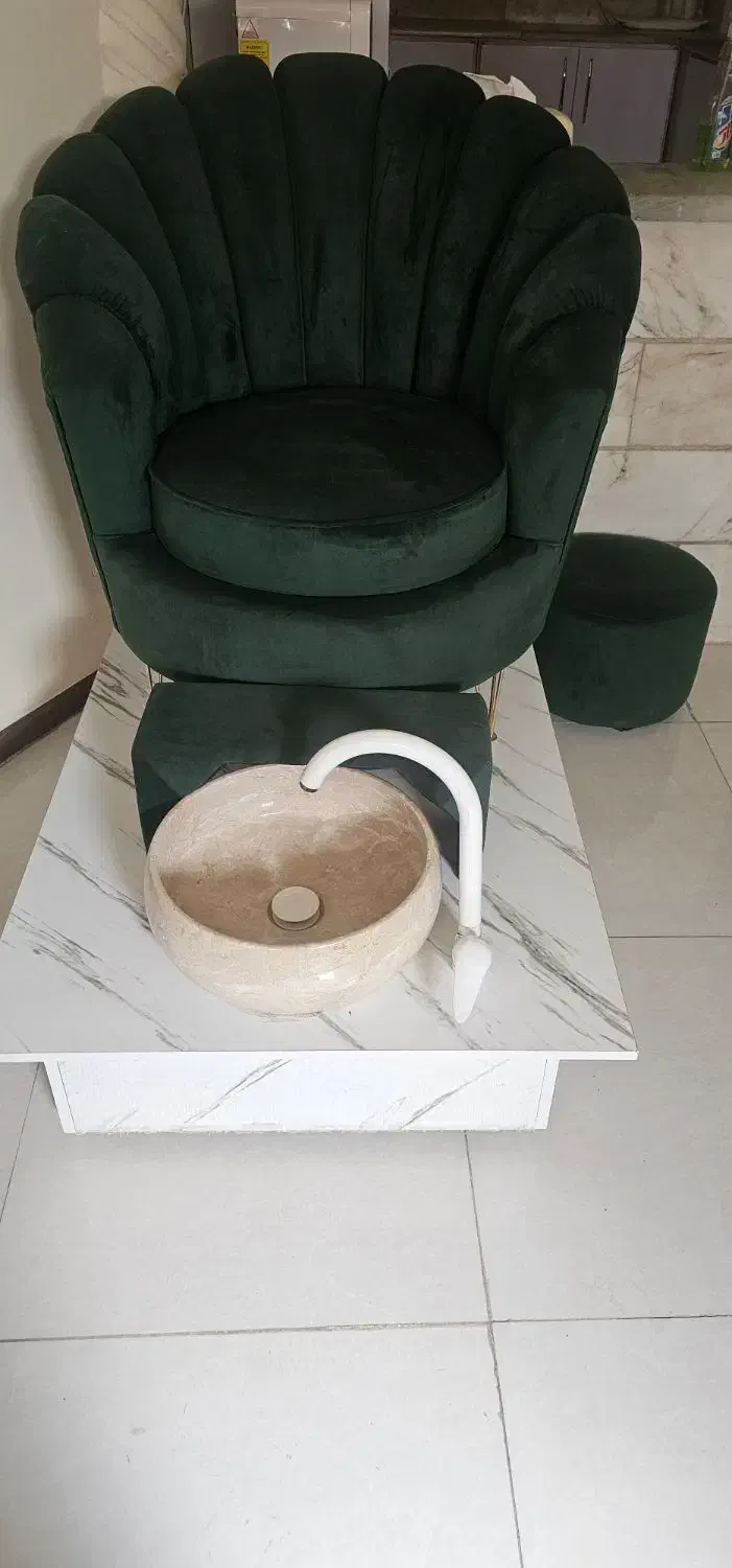 تجهیزات سالن ناخن در حد نو|آرایشگاه و سالن‌های زیبایی|کرمان, |دیوار