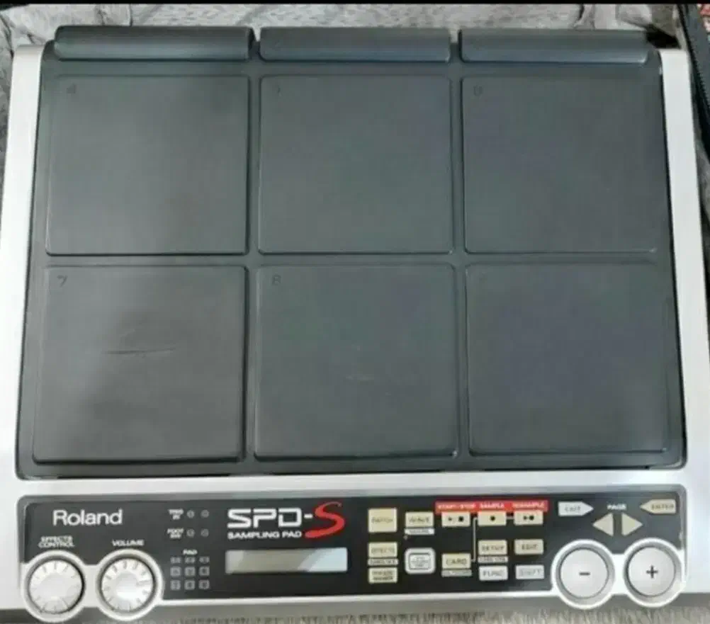 پرکاشن|درام و پرکاشن|تهران, فلسطین (میدان انقلاب)|دیوار