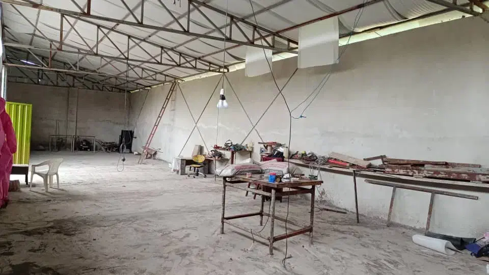 اجاره انبار ۱۷۰ متر ۱۰۰۰ متر محوطه  جاده انزلی|اجارهٔ دفتر صنعتی، کشاورزی، تجاری|رشت, بازار|دیوار