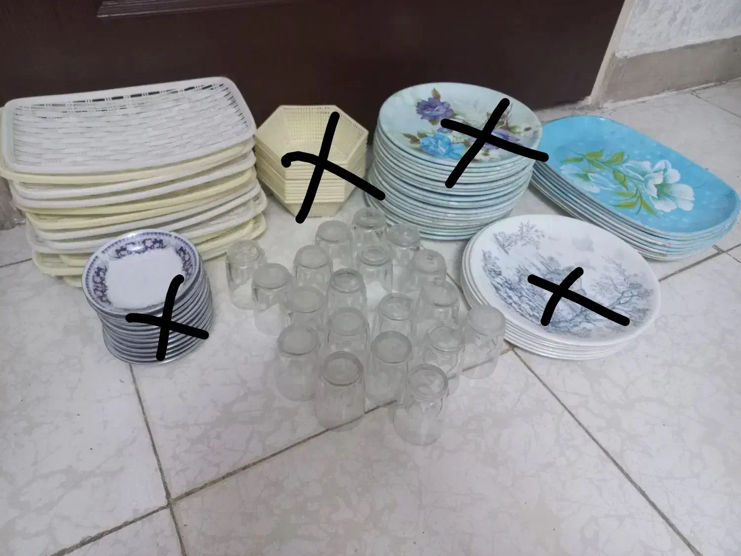 تعدادی ظرف|ظروف سرو و پذیرایی|ملایر, |دیوار