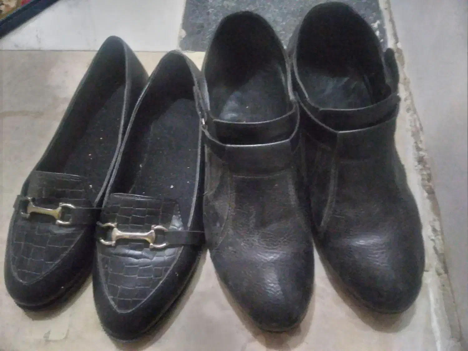 دوعدد کفش|کیف، کفش، کمربند|خوی, |دیوار