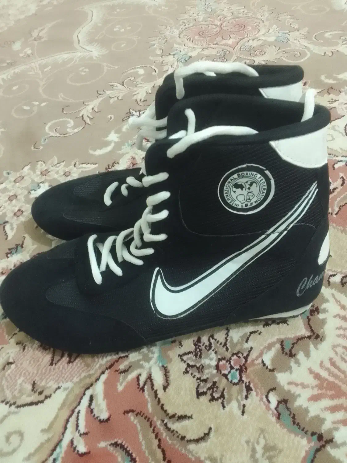 کفش ورزشی بوکس|تجهیزات ورزشی|هشتگرد, هشتگرد قدیم|دیوار