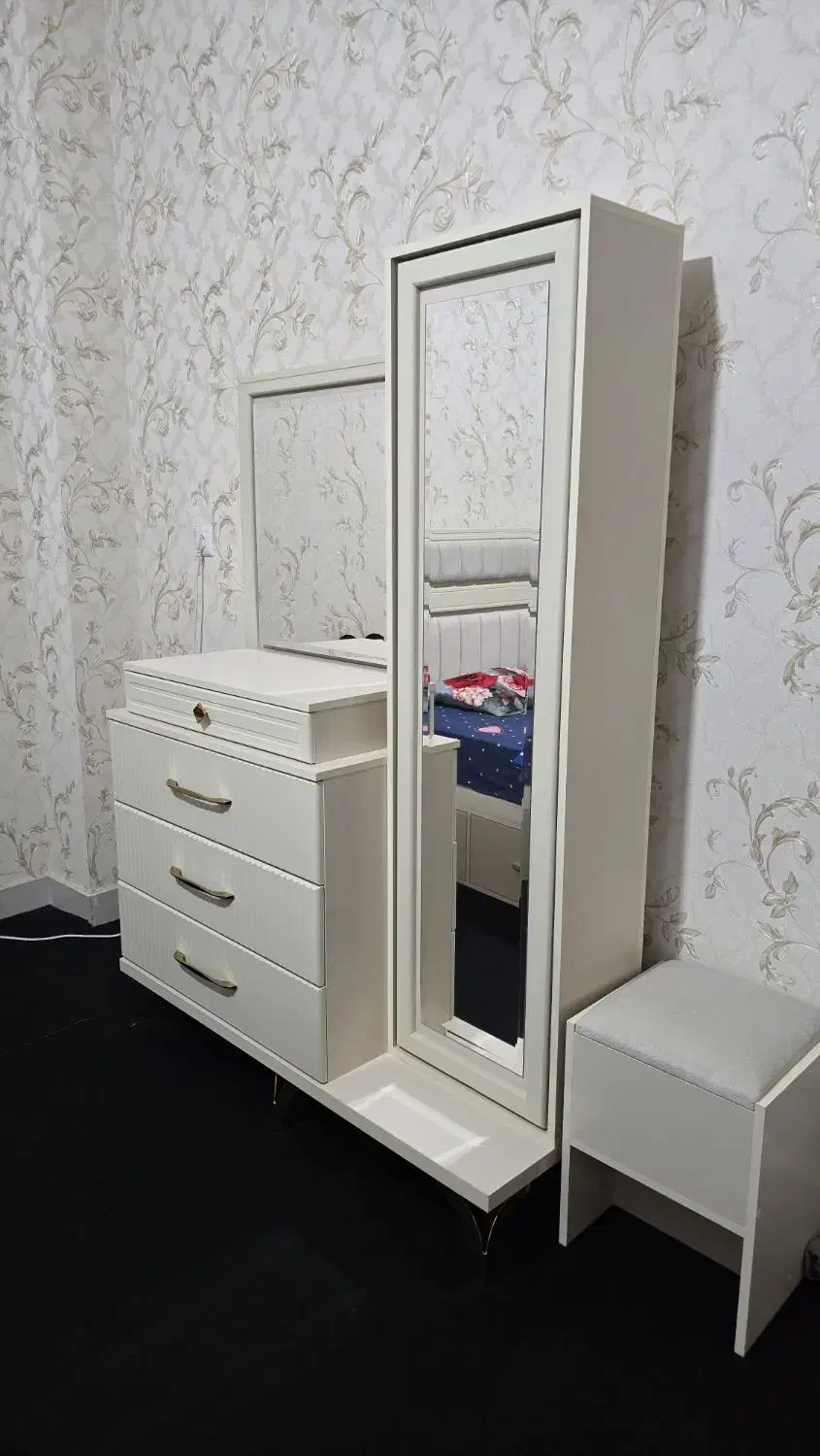 ست تخت خواب و میز آرایش|تخت و سرویس خواب|قم, پردیسان|دیوار