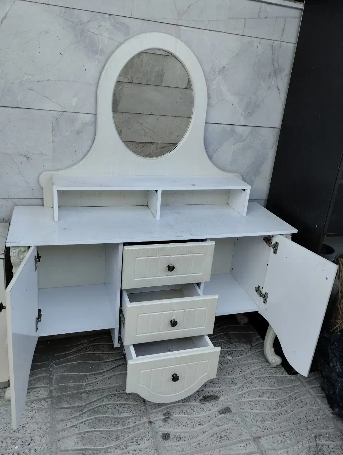 میز آرایشی در حد نو|آرایشگاه و سالن‌های زیبایی|قروه, |دیوار