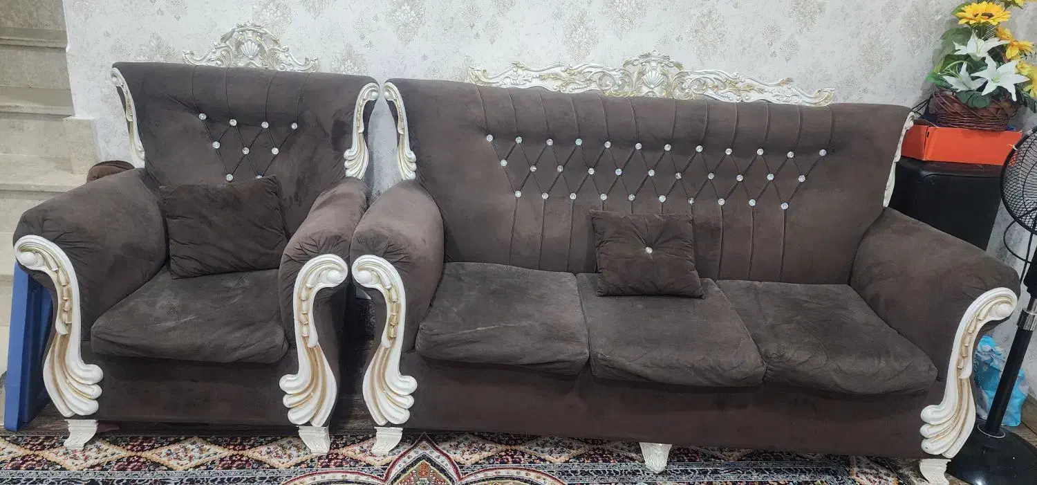 یک دست مبل هفت نفره یک عددمیزتلویزیون  ۱۵میلیون|مبلمان خانگی و میز عسلی|لشت نشا, |دیوار