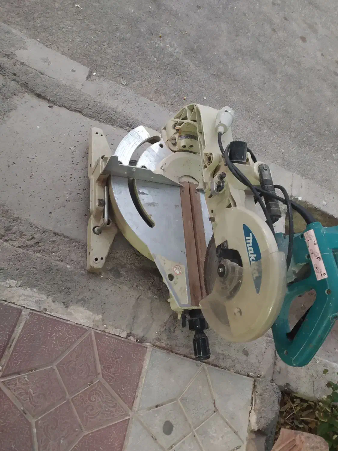 فارسی بر ماکیتا ژاپنی|ماشینآلات صنعتی|فولادشهر, مسکن مهر فولادشهر|دیوار