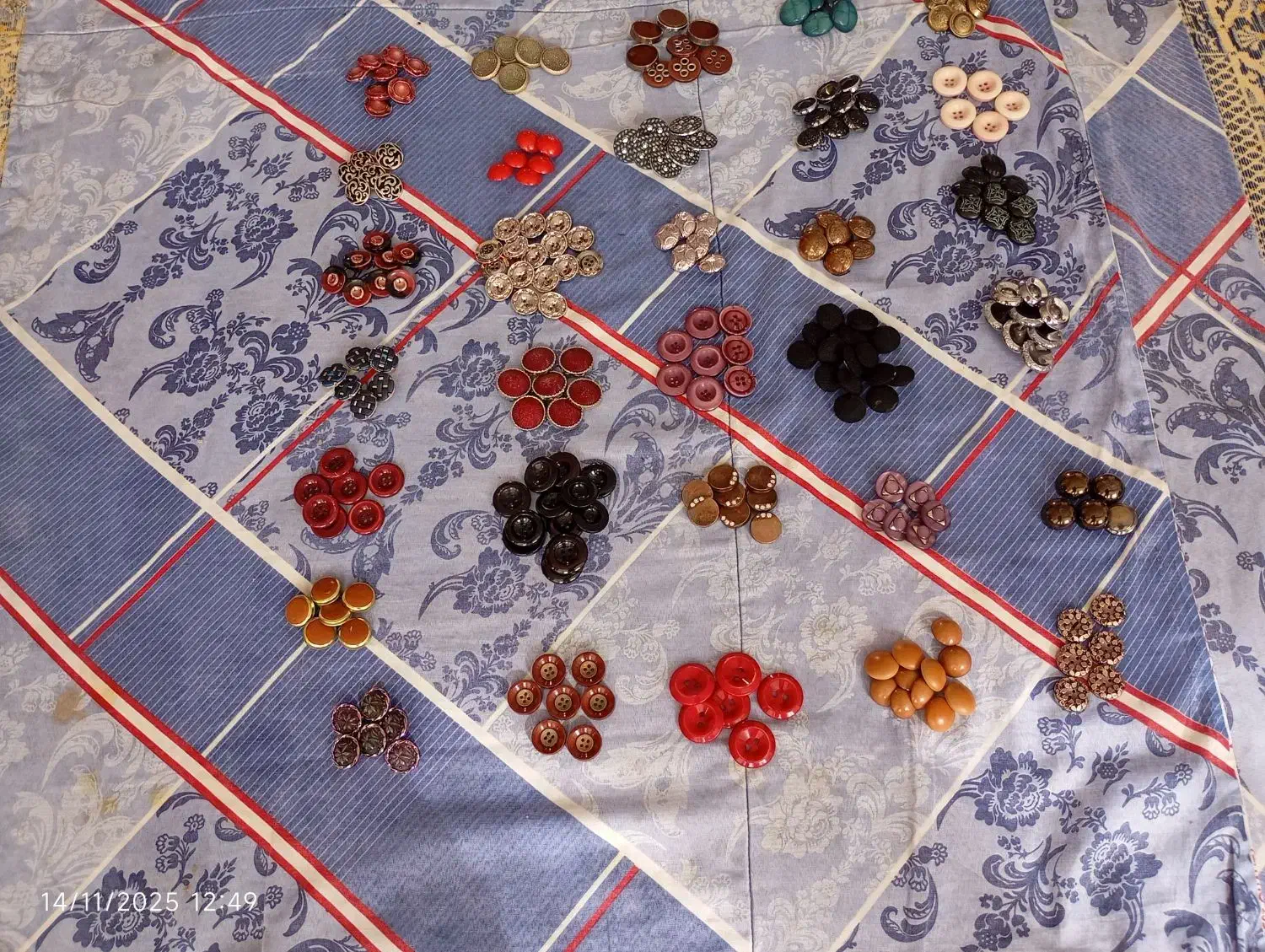 حدود سی بسته دگمه لباس|لوازم خیاطی و بافتنی|اردبیل, |دیوار