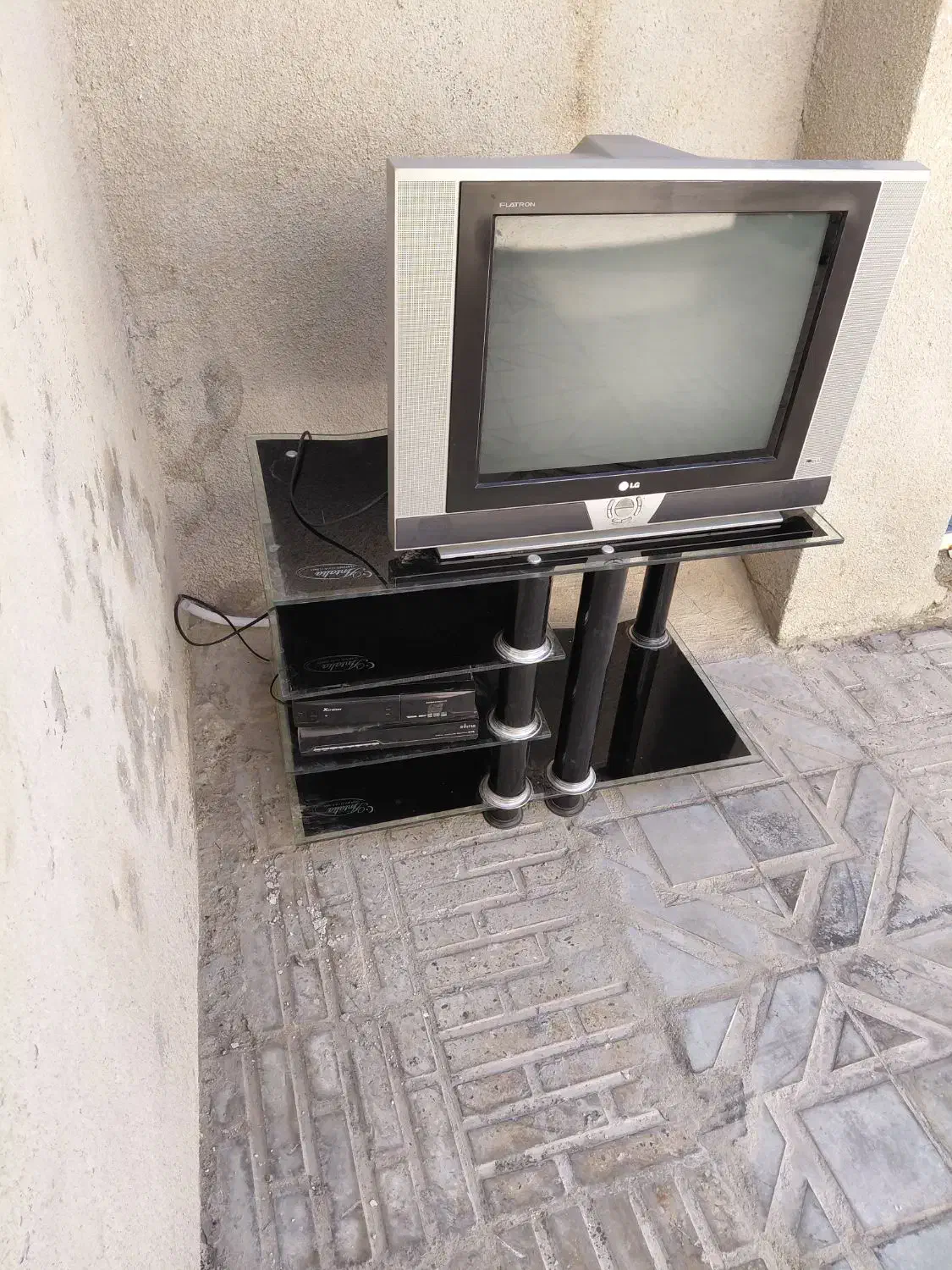 t.v21  اینچ و میز t.v|تلویزیون و پروژکتور|ایلام, |دیوار