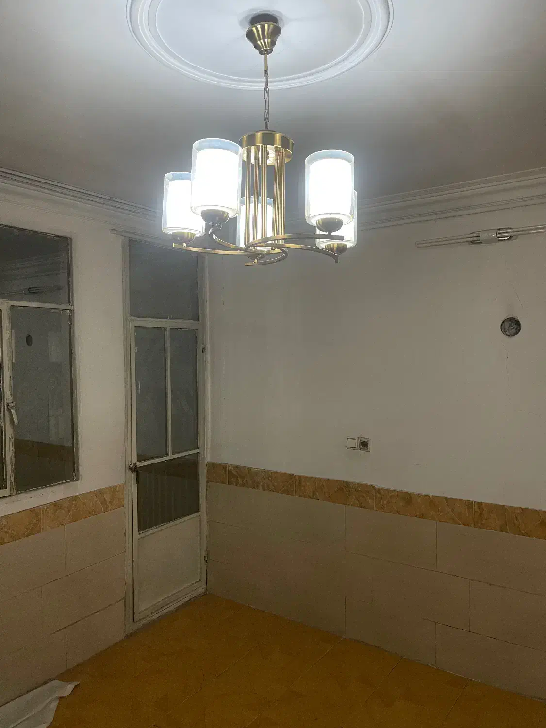 لوستر|لوستر و چراغ آویز|رباط‌کریم, رباط‌کریم|دیوار