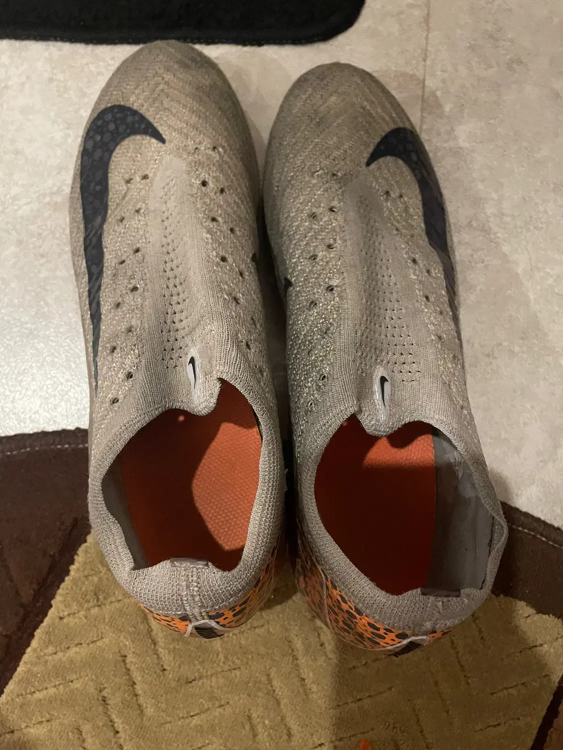 کفش فوتبال|کیف، کفش، کمربند|رشت, سعدی (تختی)|دیوار