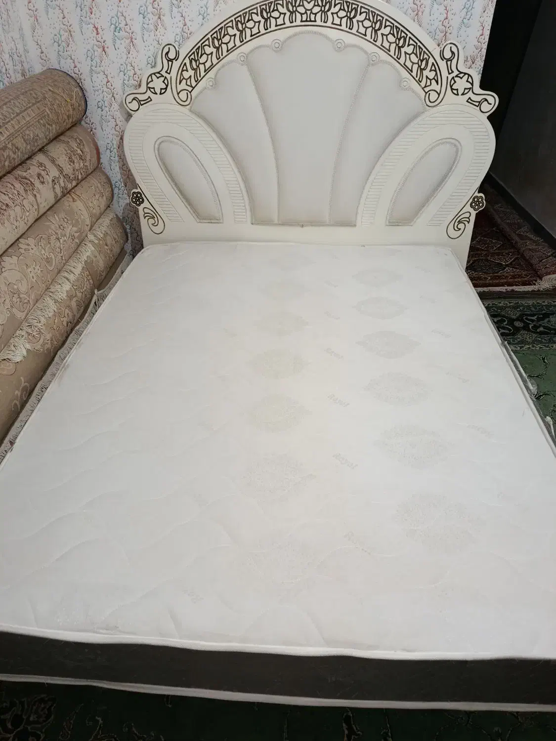 تخت خواب،بوفه،ساعت ایستاده|تخت و سرویس خواب|زاغه, |دیوار