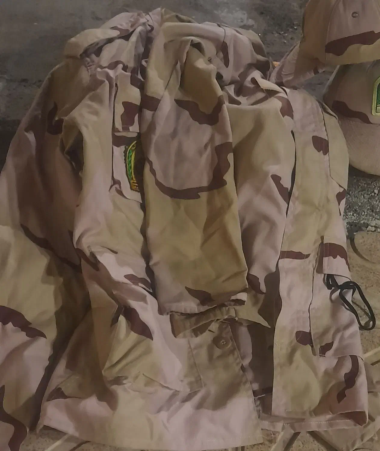 پوتین و لباس سربازی|لباس|خوی, |دیوار