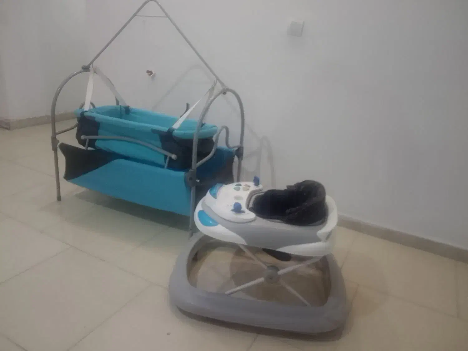 گهواره و روروک.. و میز عسلی همه باهم فوری|اسباب و اثاث بچه|فولادشهر, مسکن مهر فولادشهر|دیوار