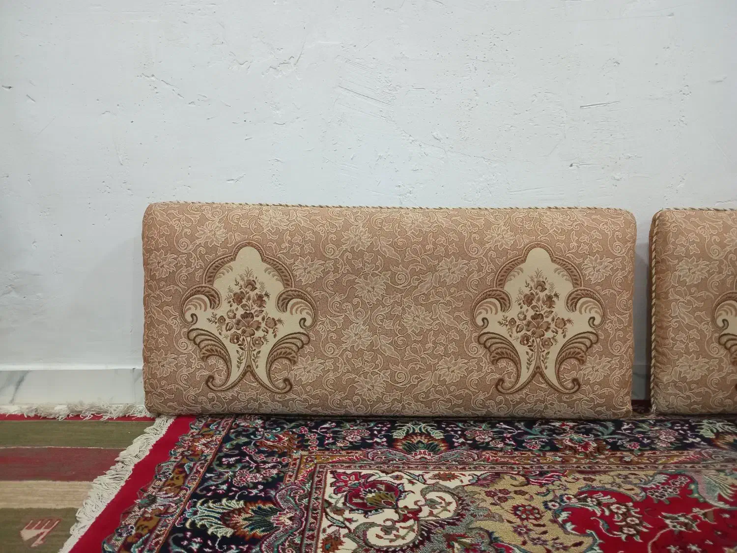 پنج عدد پشتی|پشتی|شوشتر, |دیوار