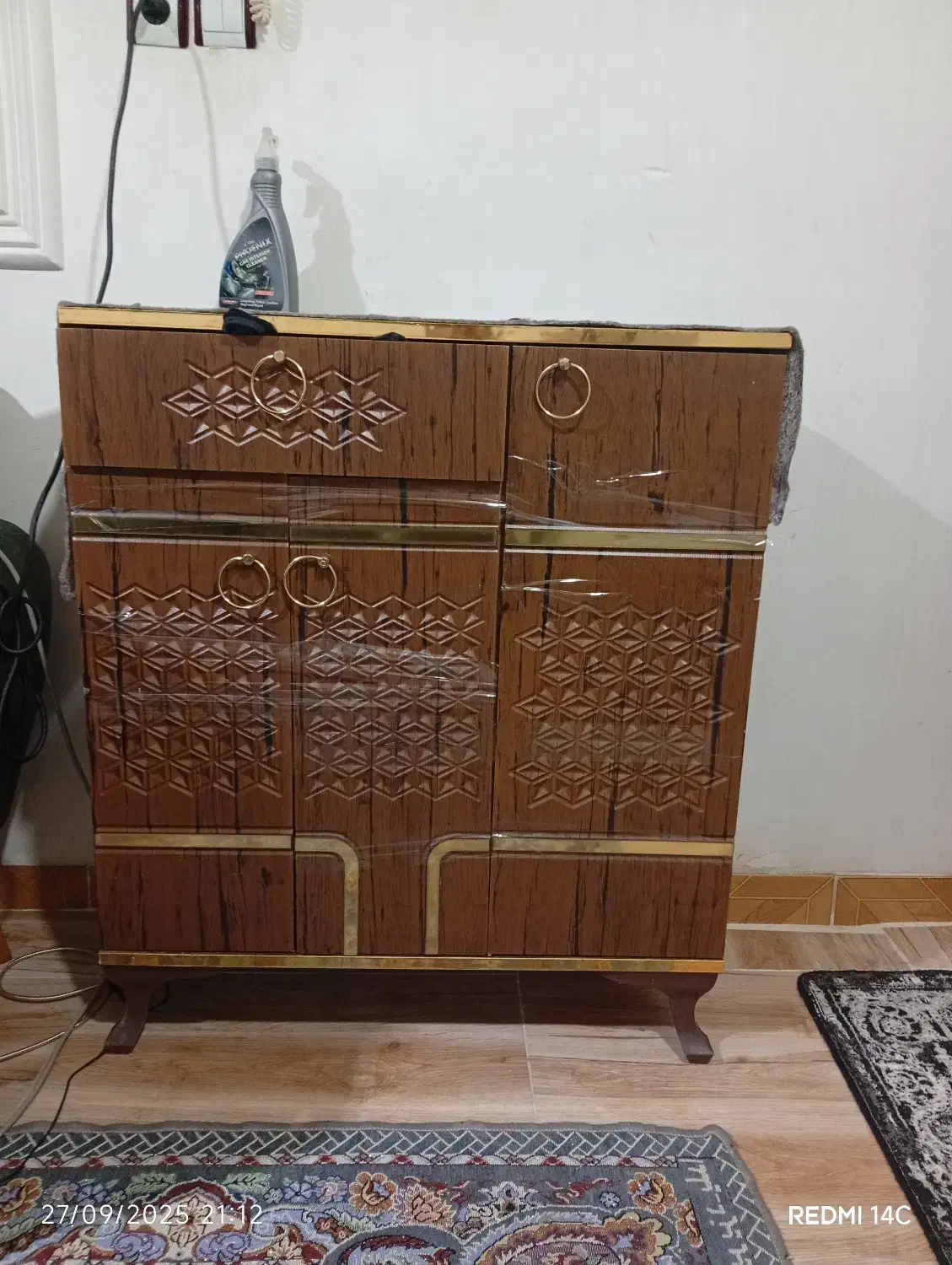 جاکفشی|جاکفشی، کمد، دراور|بندر انزلی, نیمه شعبان|دیوار