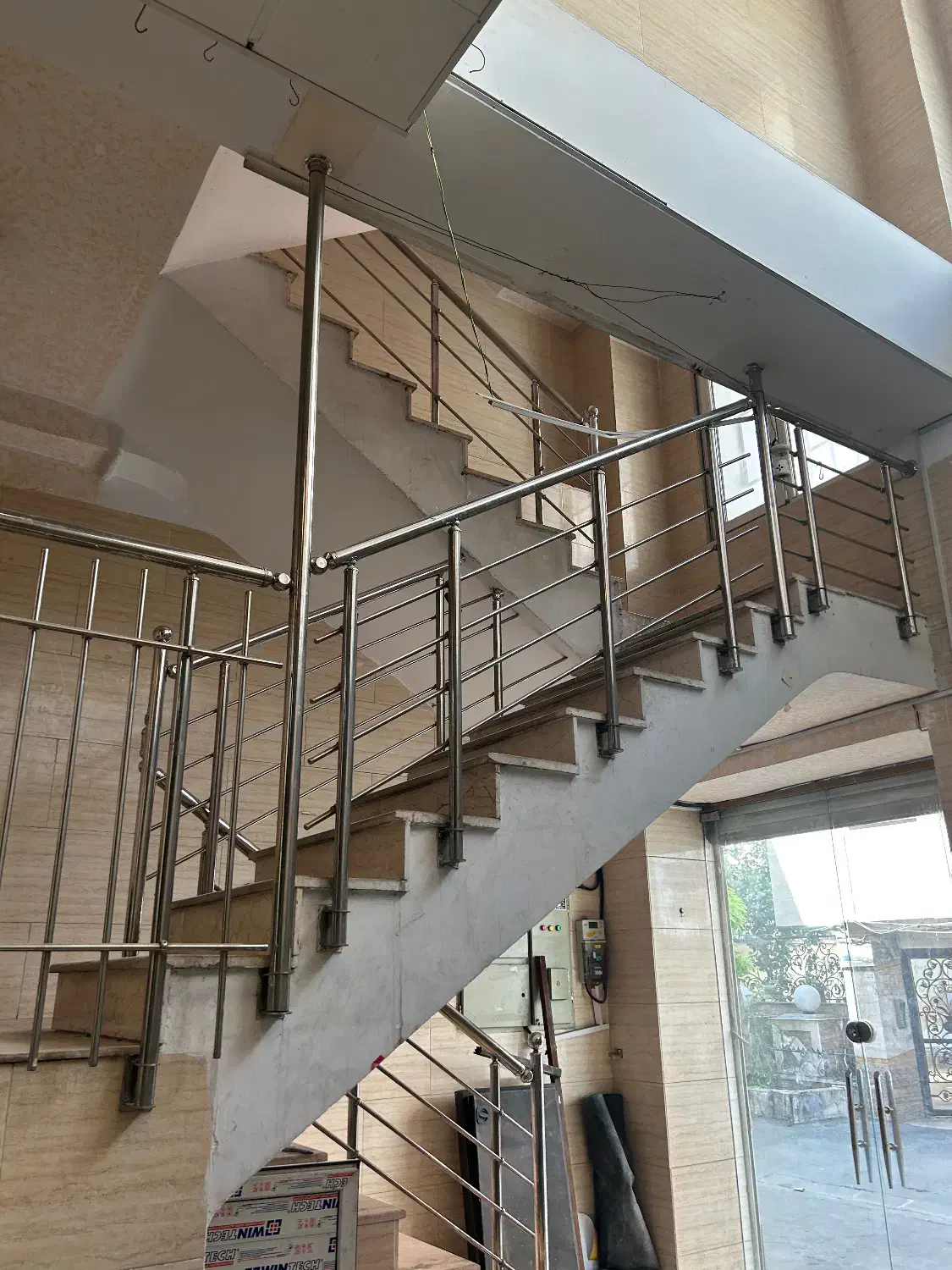 استخدام نیروی خدمات|استخدام سرایداری و نظافت|اندیشه, اندیشه فاز ۱|دیوار