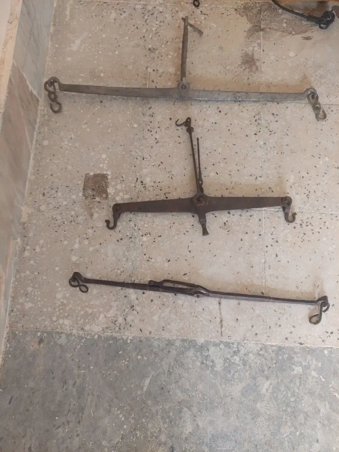 ترازوهای قدیمی|کلکسیون اشیاء عتیقه|زنجان, |دیوار