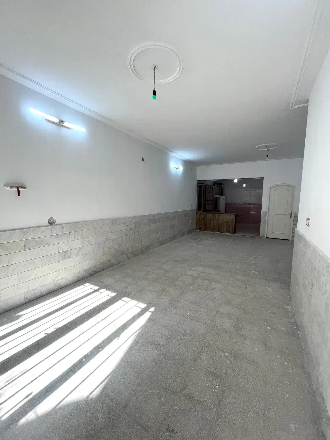 منزل بسیار تمیز و دلباز|اجارهٔ خانه و ویلا|قم, دروازه چوبی|دیوار