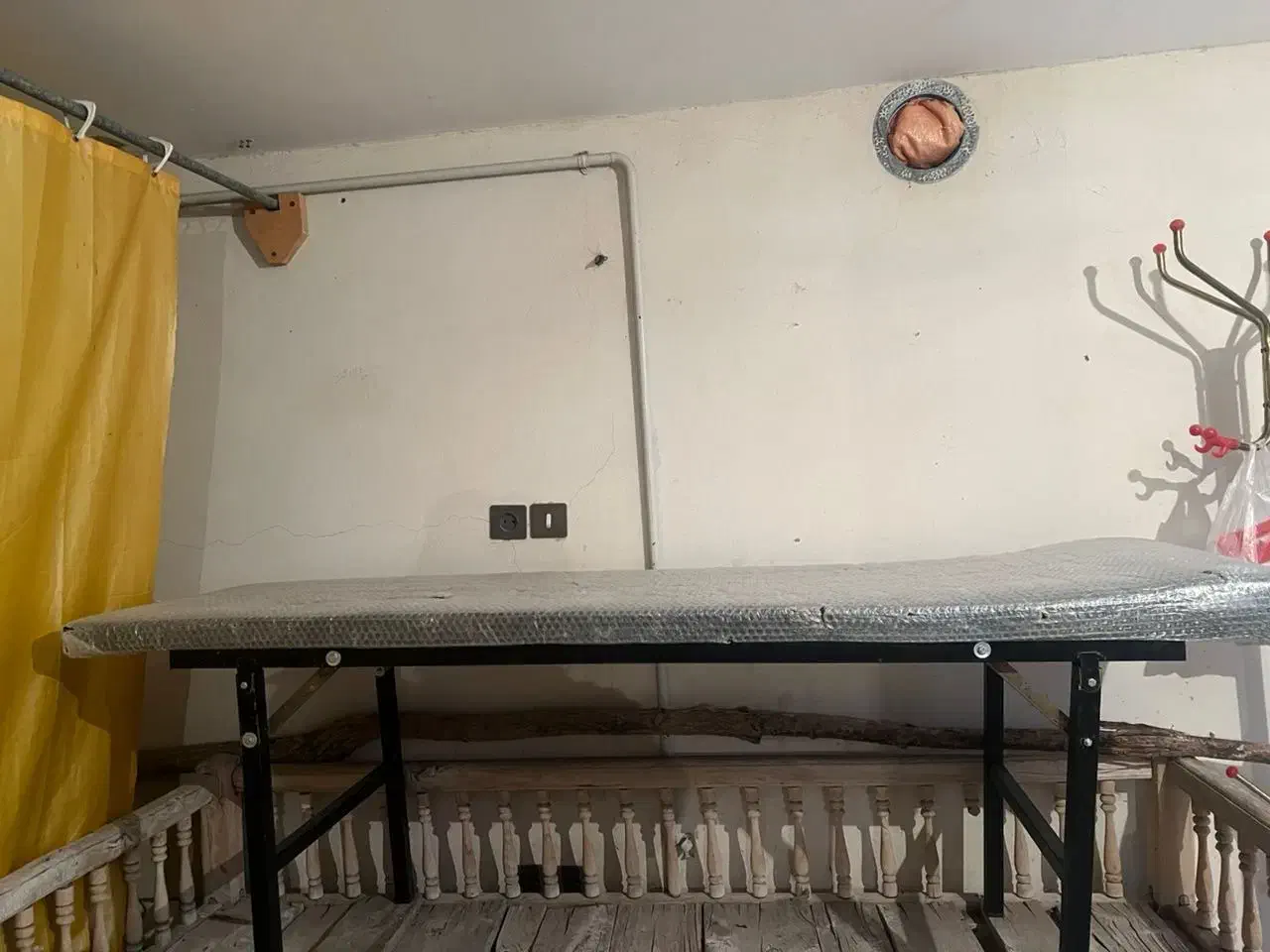 تخت ماساژ ،اپلاسیون ،مژه و آیینه کنسول|آرایشگاه و سالنهای زیبایی|شهمیرزاد, |دیوار