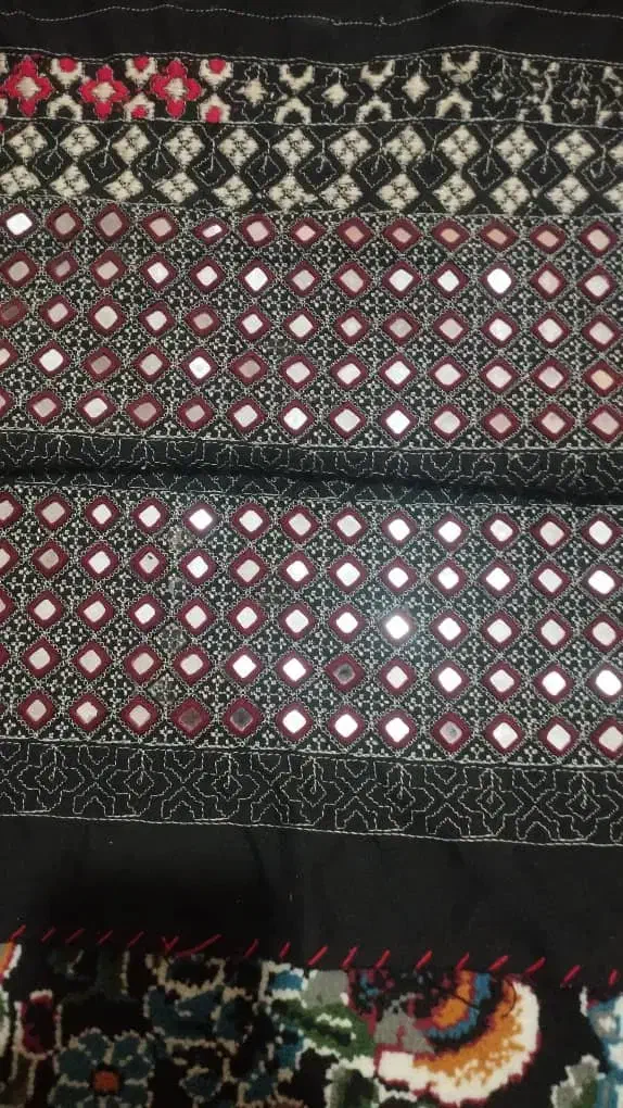 زیاستین هزار آینه نیمه کاره|لباس|کورین, |دیوار