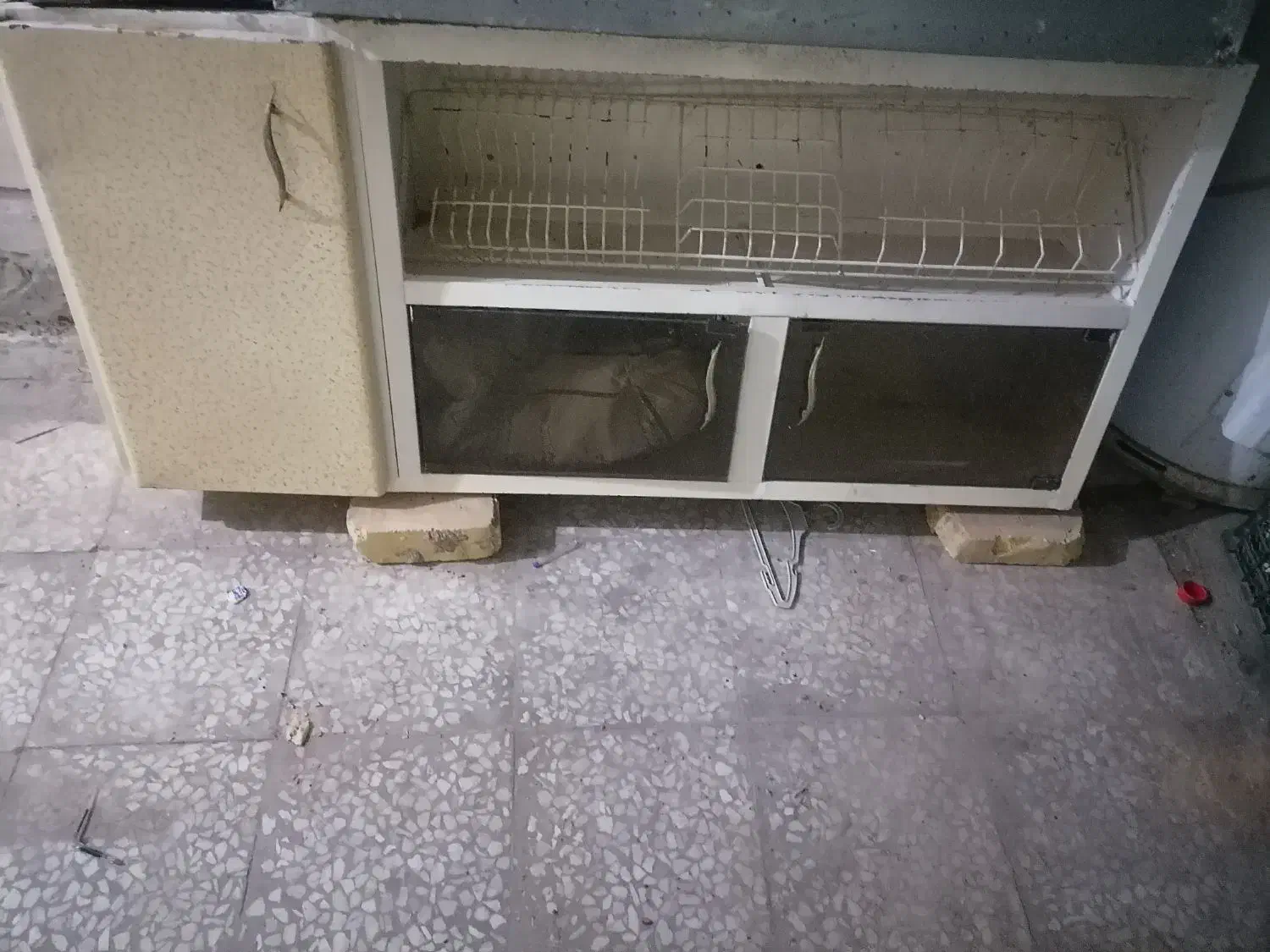 آب چکان و هود|آب‌چکان و نظم‌دهنده ظروف|قم, قلعه کامکار|دیوار