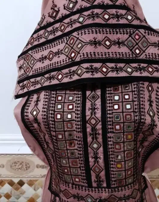 زنجیره وتاپه زنی|لباس|آزادشهر, |دیوار