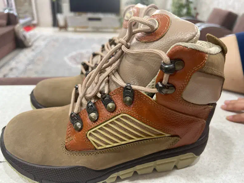 کفش کوهنوردی ارک|کیف، کفش، کمربند|صدرا-فارس, فاز ۱|دیوار