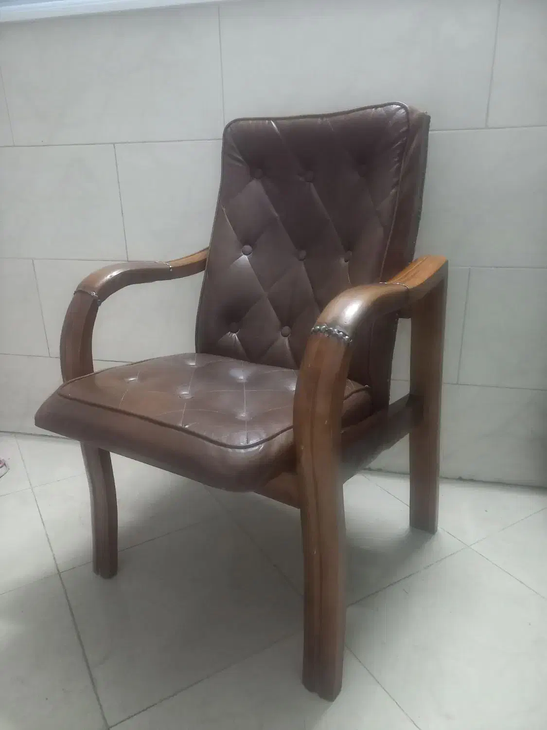 صندلی انتظار چوبی چرمی|مبلمان اداری|اراک, |دیوار