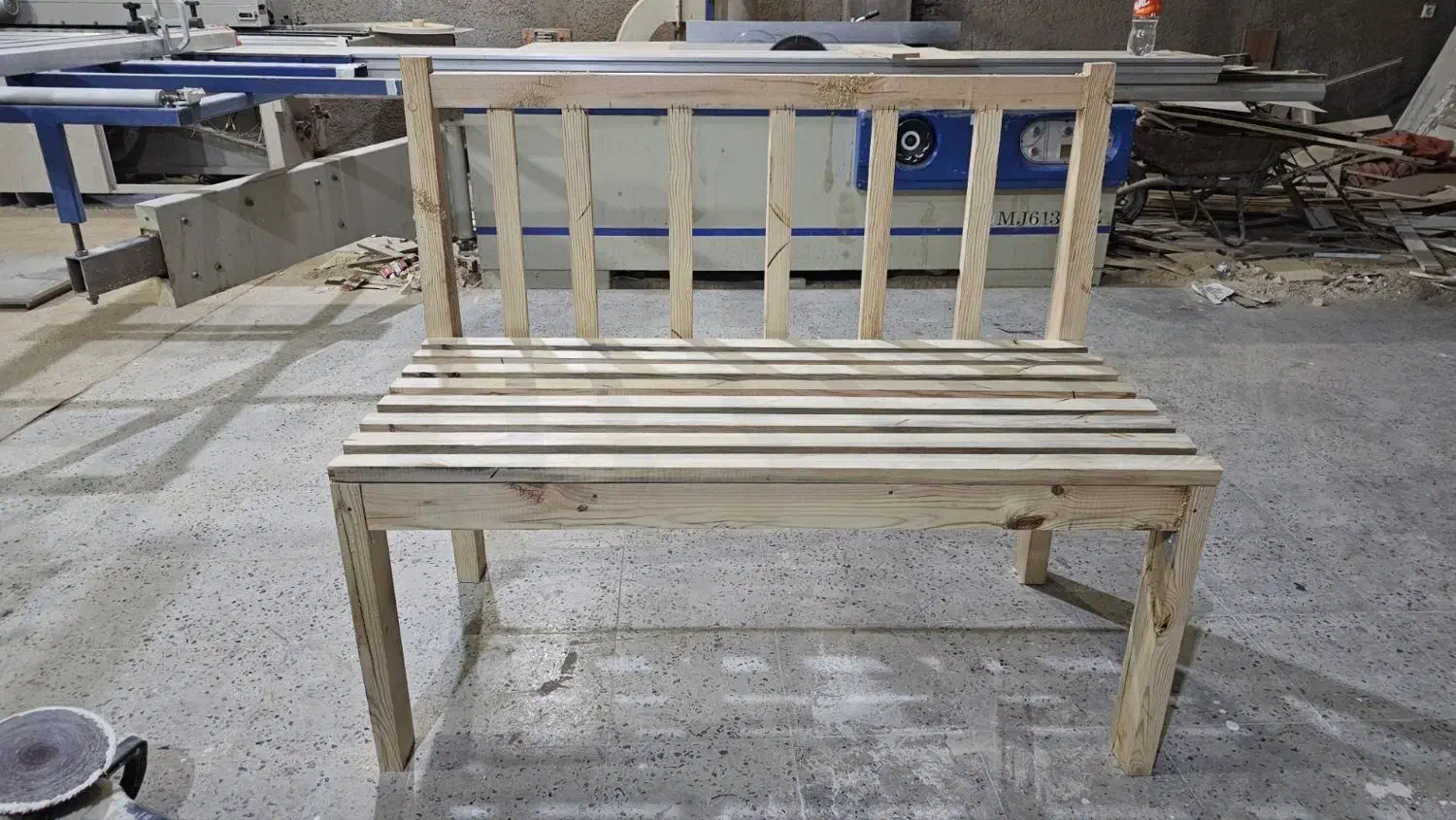 صندلی چوبی|صندلی و نیمکت|جم, |دیوار