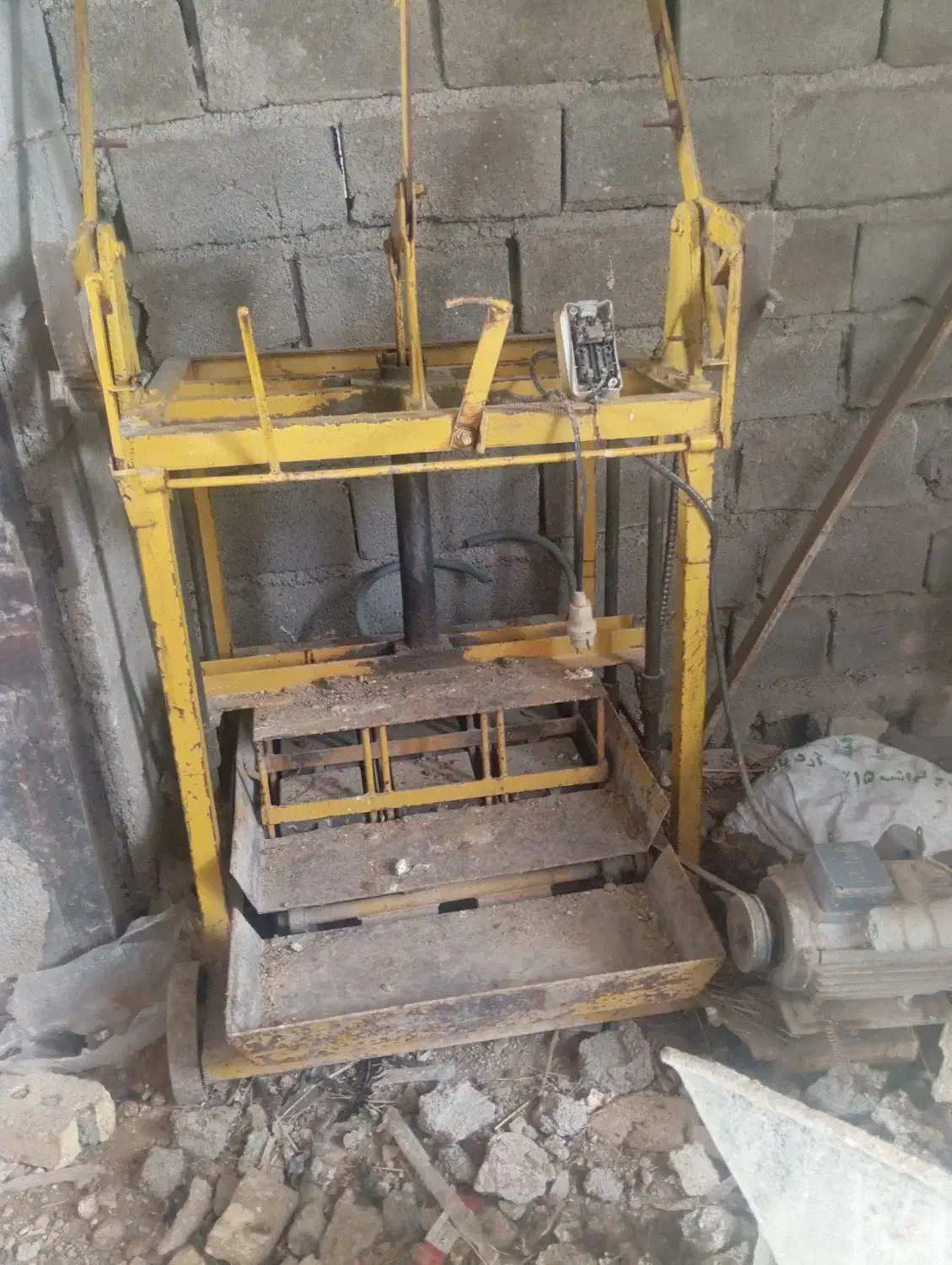 بلوک زن در حد نو|ماشین‌آلات صنعتی|قیدار, |دیوار