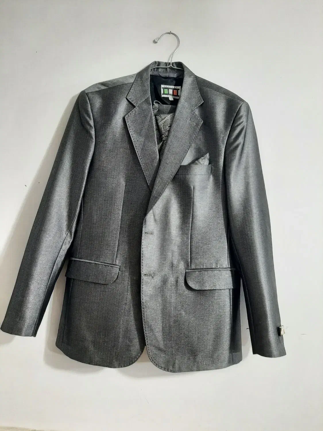 کت وشلوار|لباس|رباط‌کریم, شترخوار|دیوار