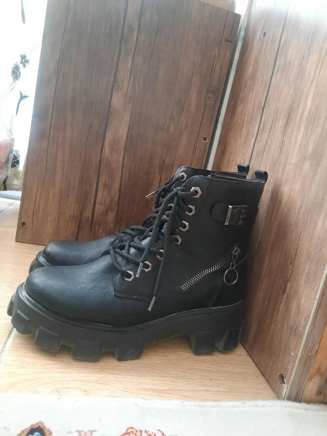 نیم‌بوت|کیف، کفش، کمربند|اصفهان, لیمجیر|دیوار