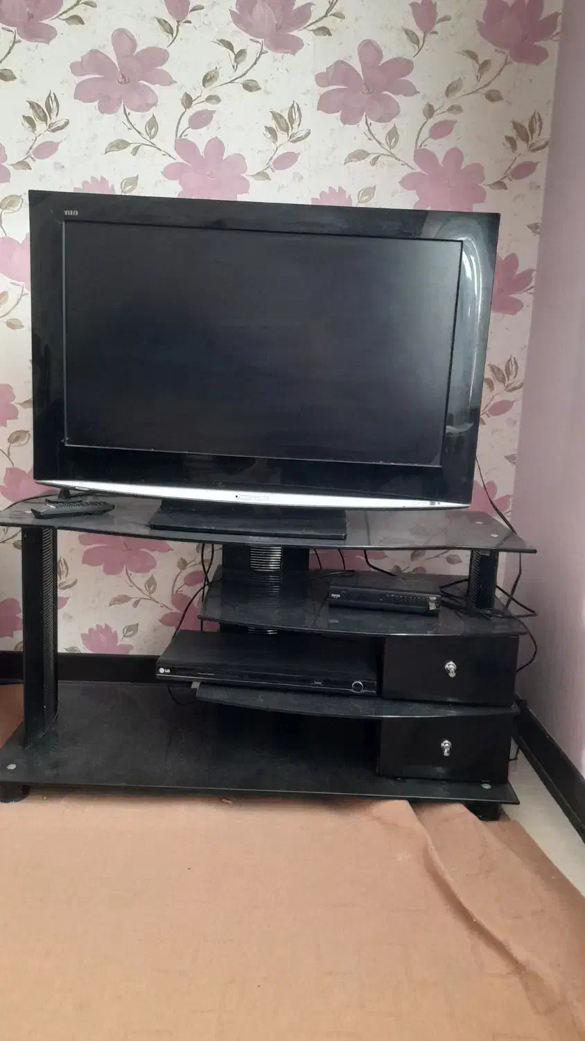 lcd به همراه میز تلوزیون|تلویزیون و پروژکتور|همدان, |دیوار