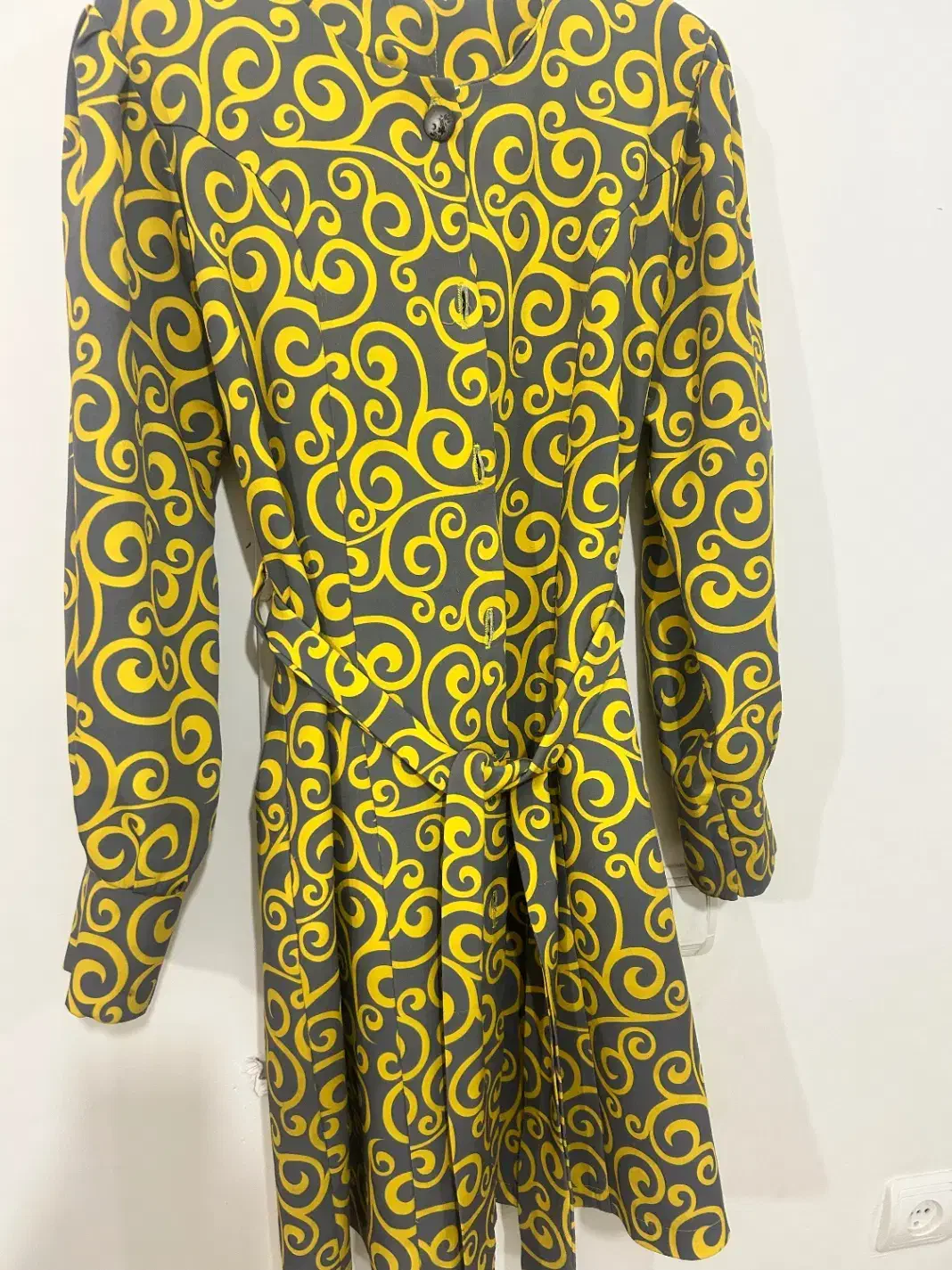 مانتو کرپ|لباس|سی‌سخت, |دیوار