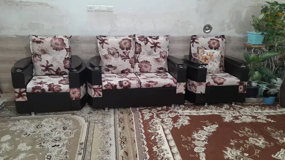 مبل هفت نفره سالمه جنسش،چرم و پارچه هست|مبلمان خانگی و میز عسلی|شیراز, شریف‌آباد|دیوار