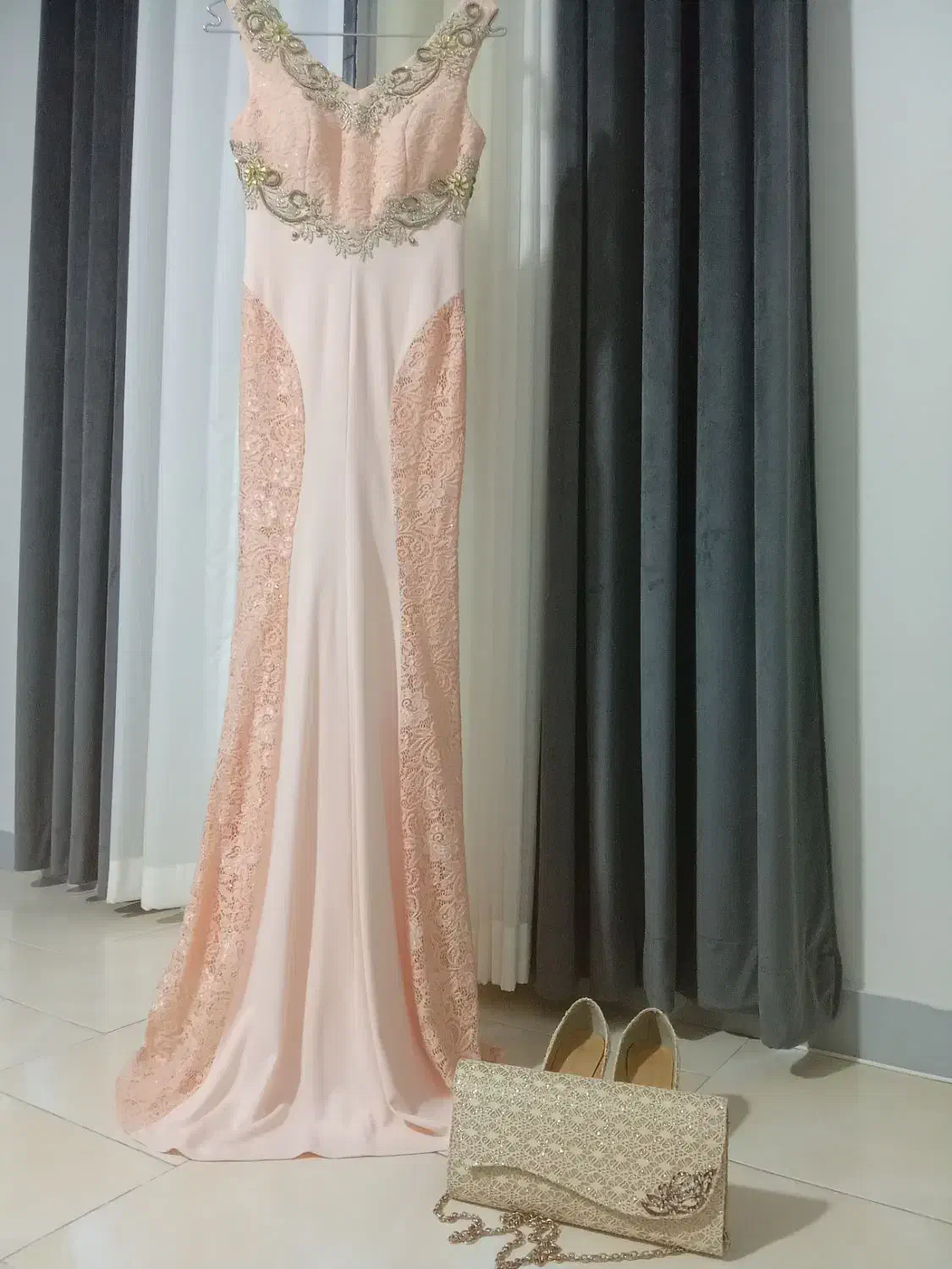 یک عدد لباس مجلسی و کیف و کفش مجلسی|لباس|بومهن, |دیوار