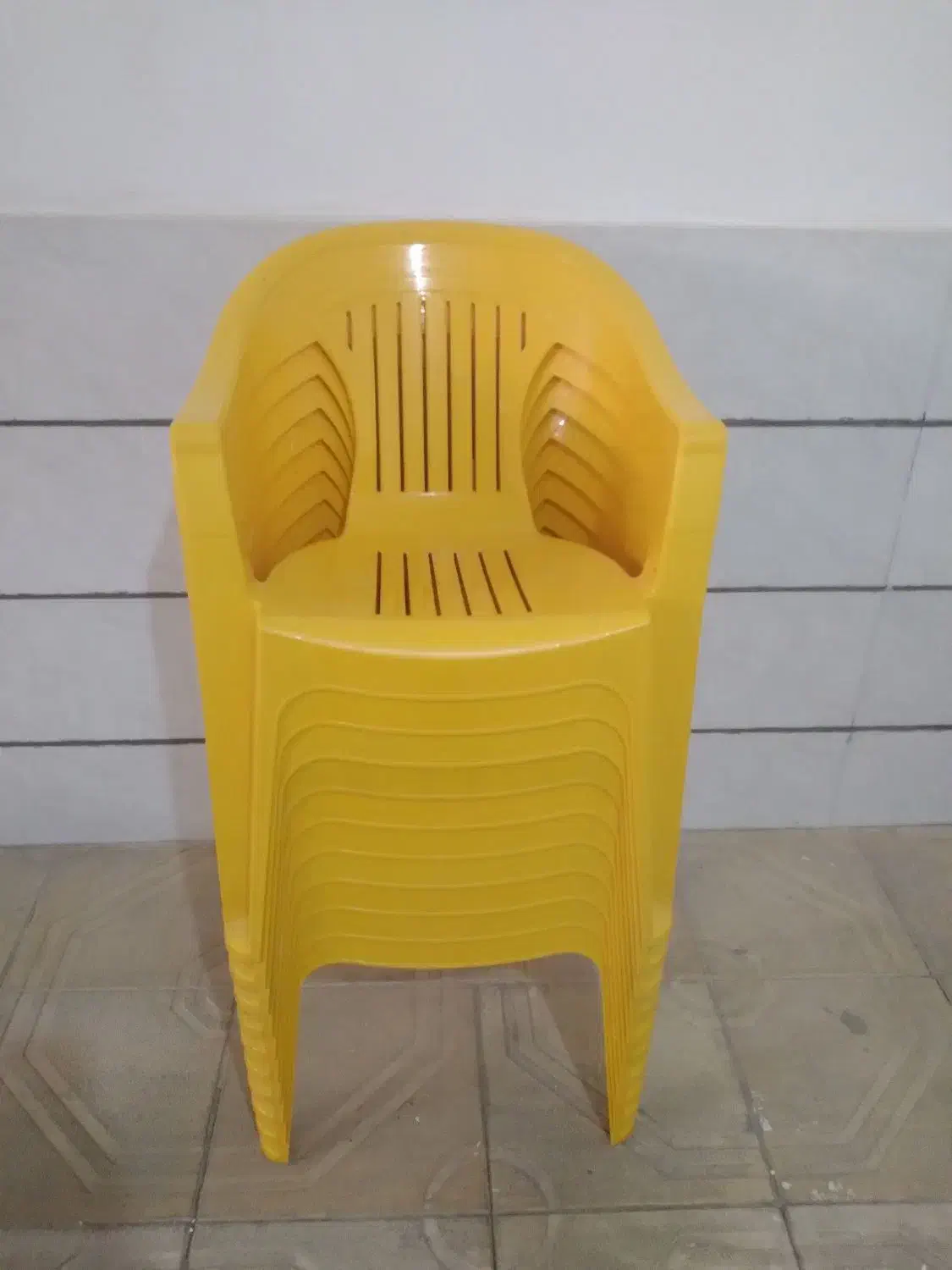 صندلی دسته‌دار پلاستیکی|صندلی و نیمکت|بیجار, |دیوار