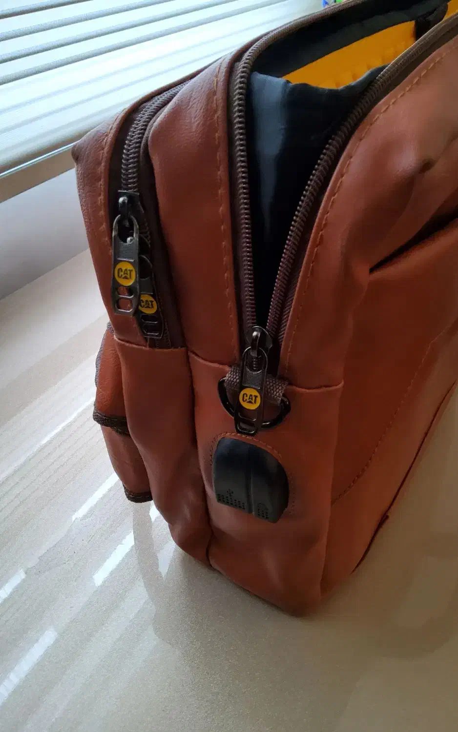 کیف چرمی گاوی|کیف، کفش، کمربند|رشت, سعدی (تختی)|دیوار