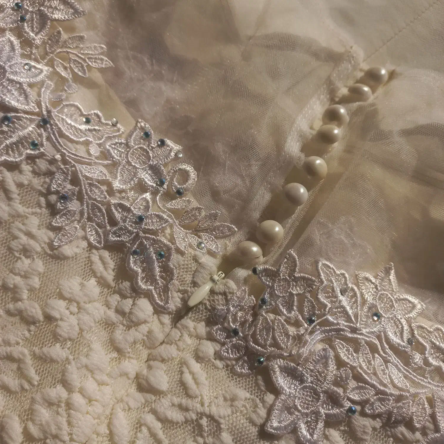 لباس مجلسی|لباس|رباط‌کریم, وهن آباد|دیوار