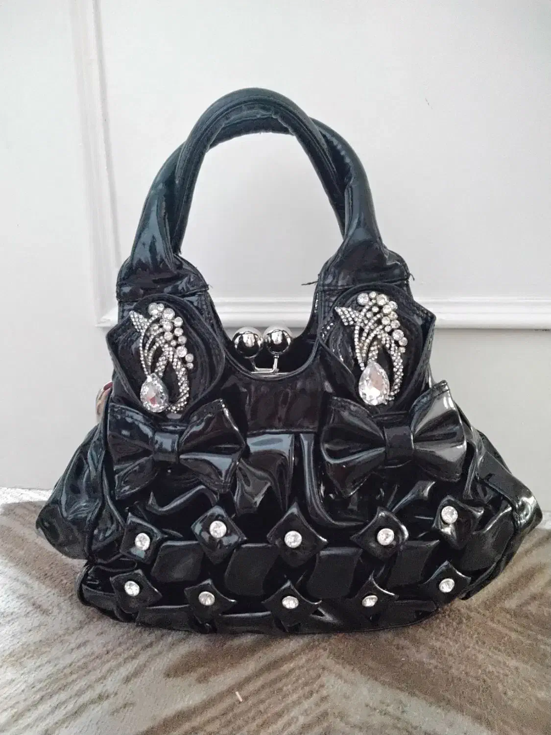 کیف مجلسی|کیف، کفش، کمربند|قم, وادی السلام|دیوار