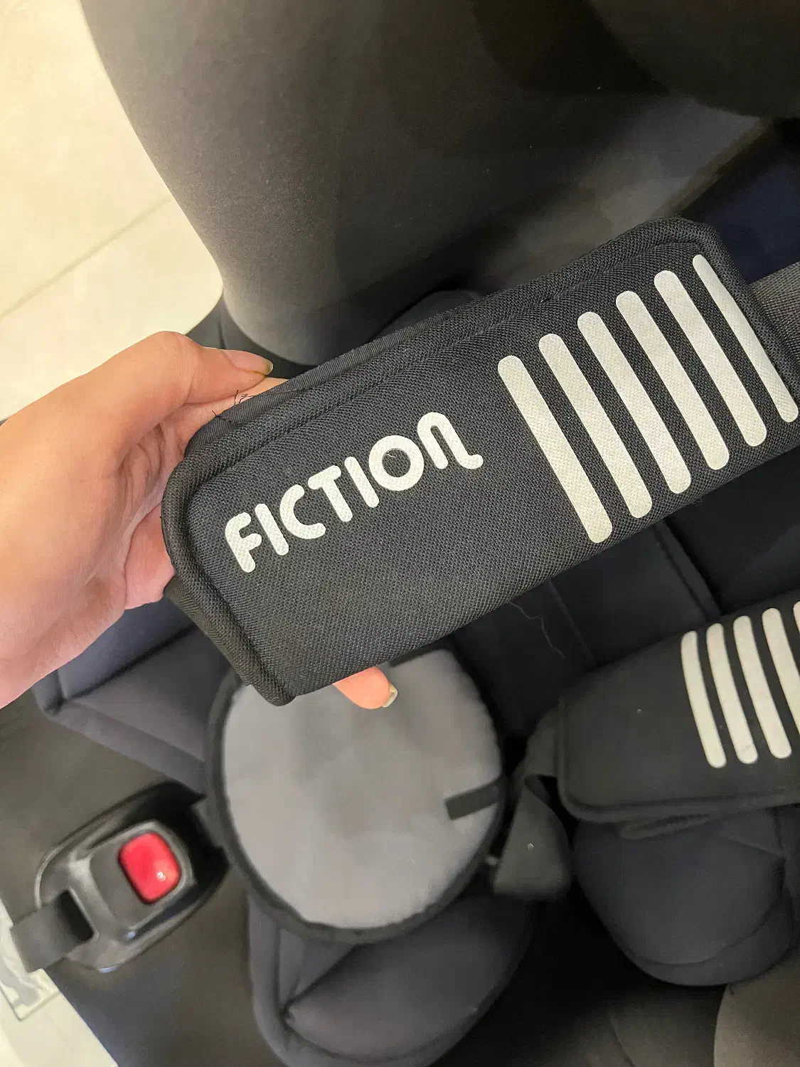 صندلی ماشین استفاده نشده برند فیکشن|تخت و صندلی بچه|رشت, دیلمان|دیوار