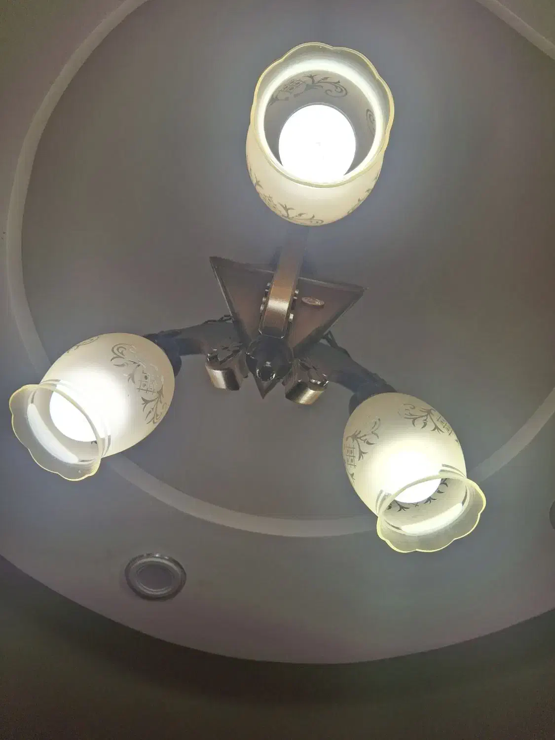 دو عدد لوستر سه شاخه چوبی|لوستر و چراغ آویز|شیراز, کاراندیش|دیوار