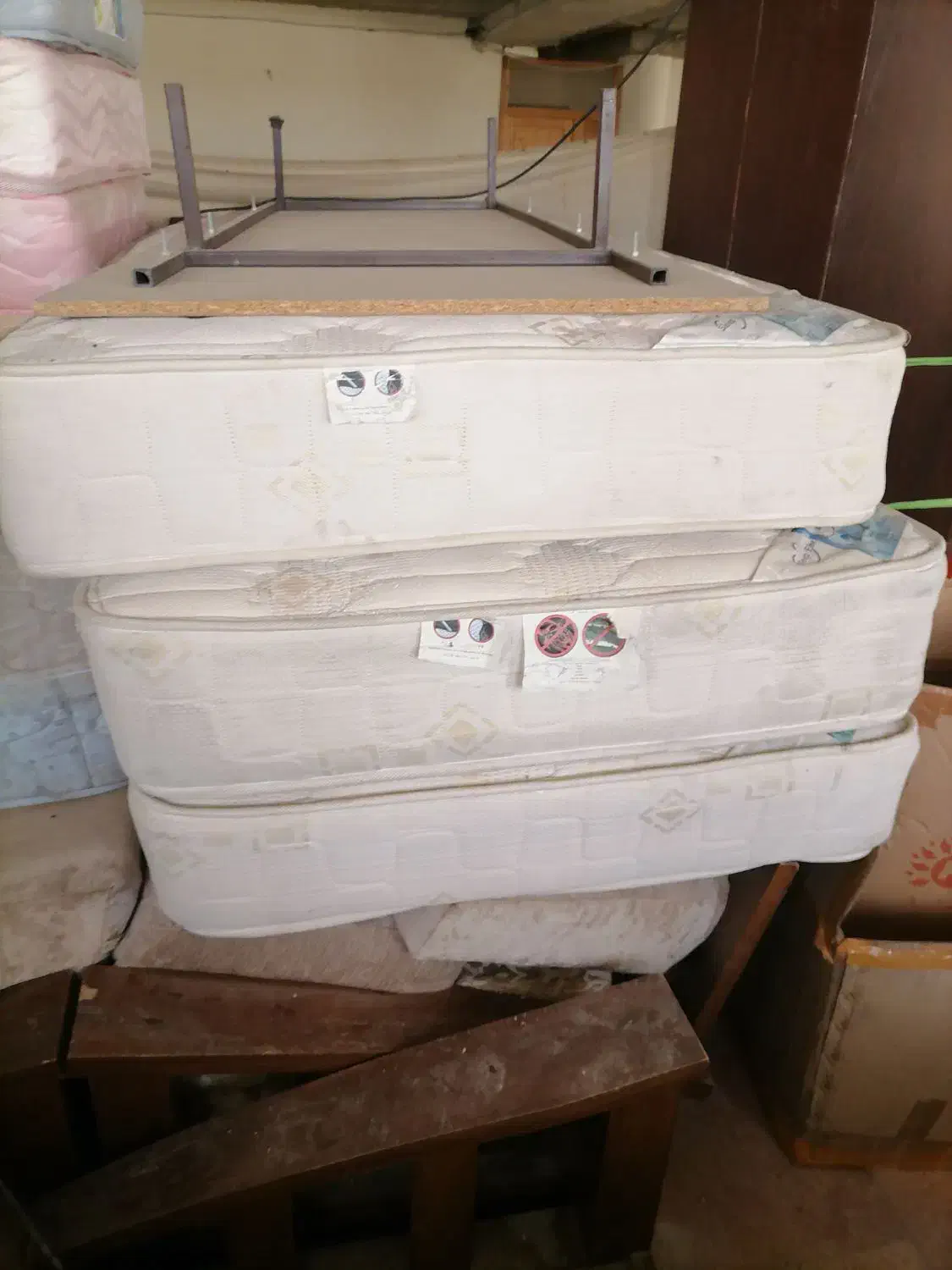 تعدادی تشک خوشخواب|تشک تختخواب|کیش, |دیوار