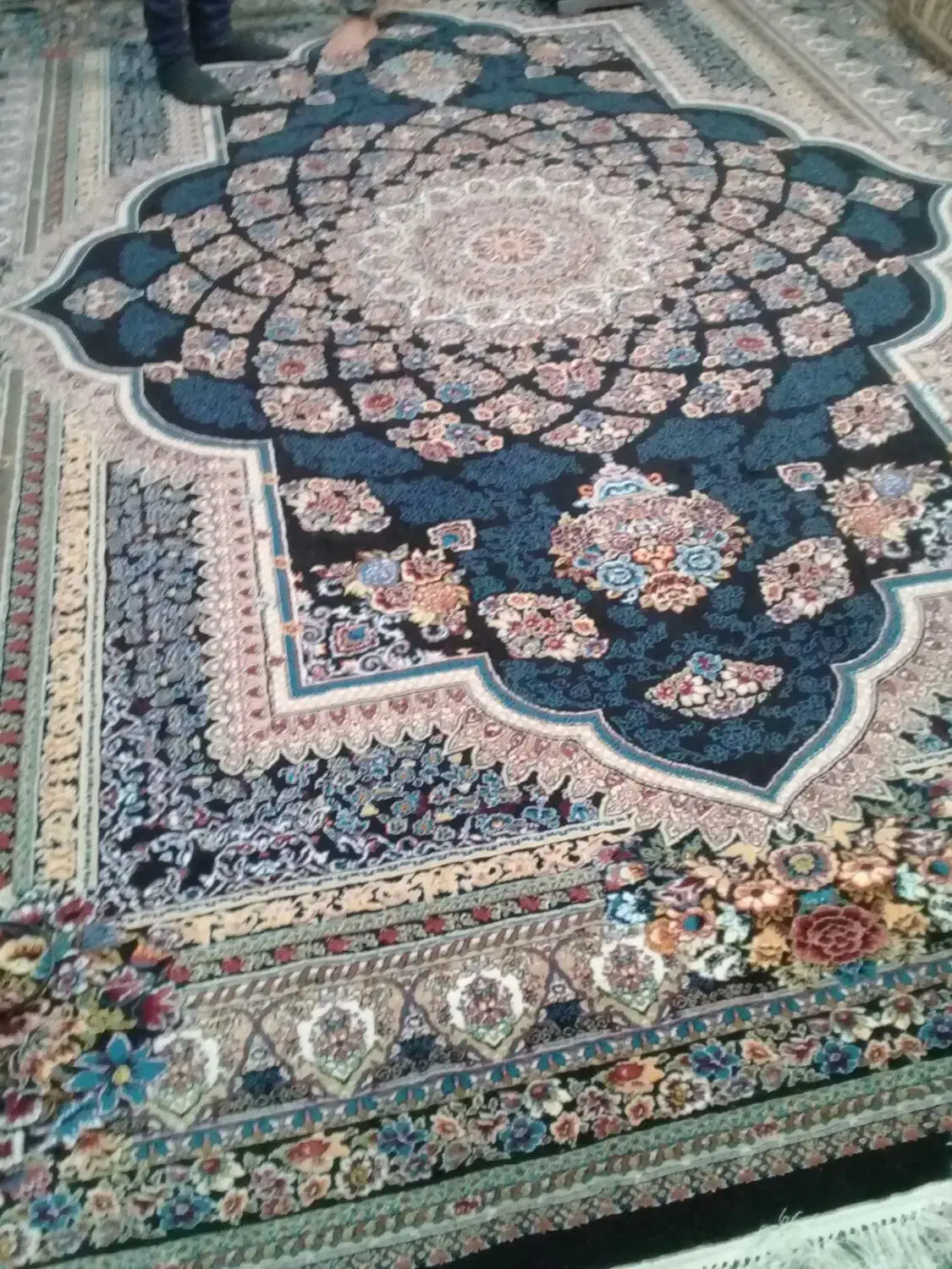 فرش ۱۲ متری ۷۰۰ شانه در (صدرا )|فرش|شیراز, گلستان|دیوار