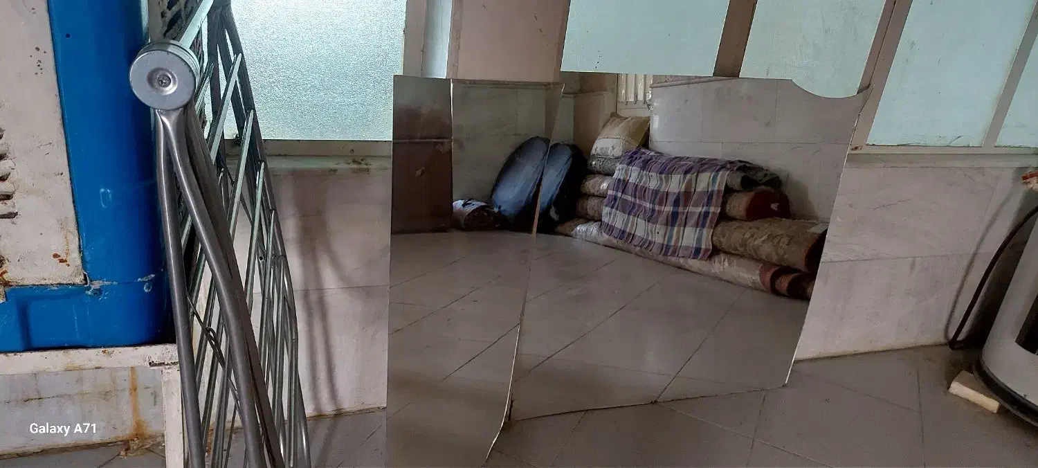 اینه|آینه|قم, زاویه|دیوار